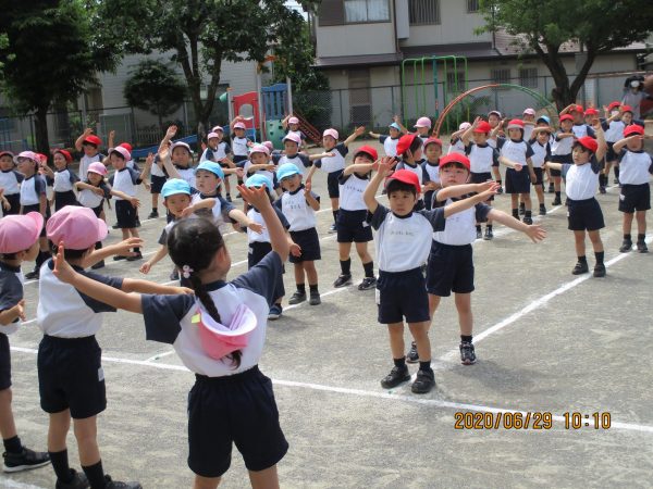 今週も朝の体操からスタートです 晃華学園暁星幼稚園